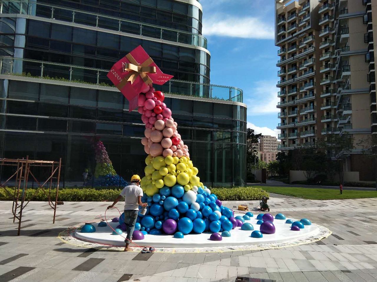 购物广场吸睛利器玻璃钢礼盒气球造型雕塑ai形象摆件