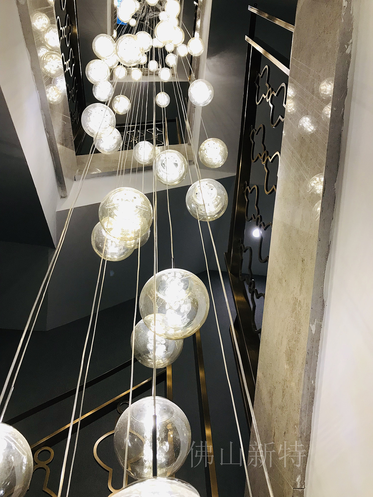 自家别墅安装金色铝艺楼梯护栏效果图