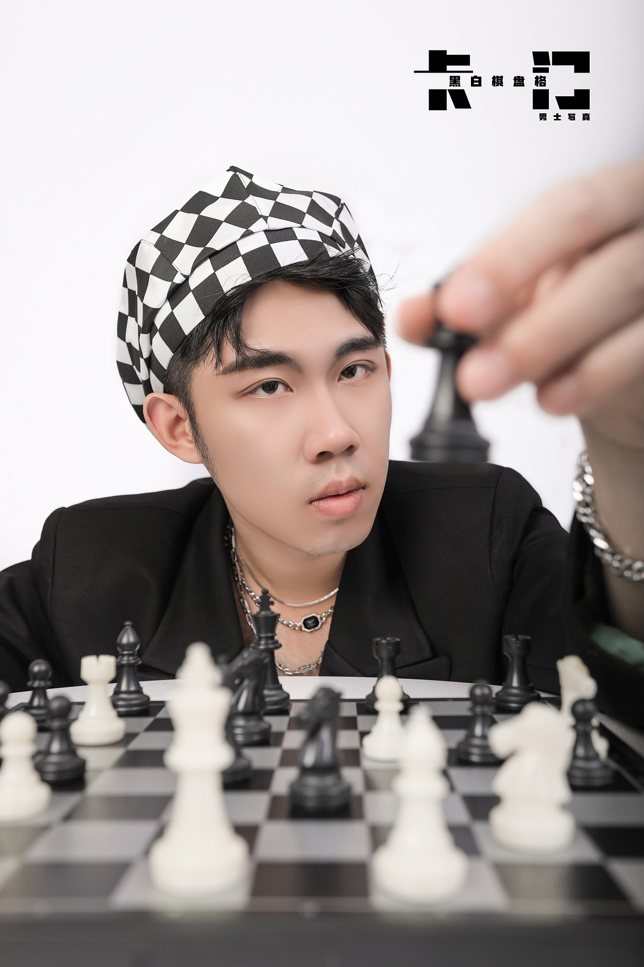 黑白棋盘格元素西装