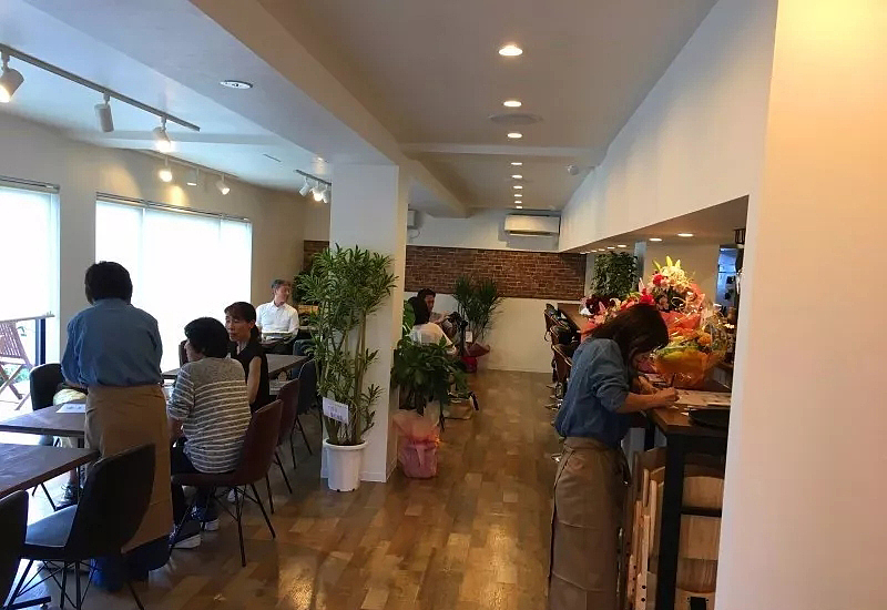 日本奈良黑色集装箱咖啡馆