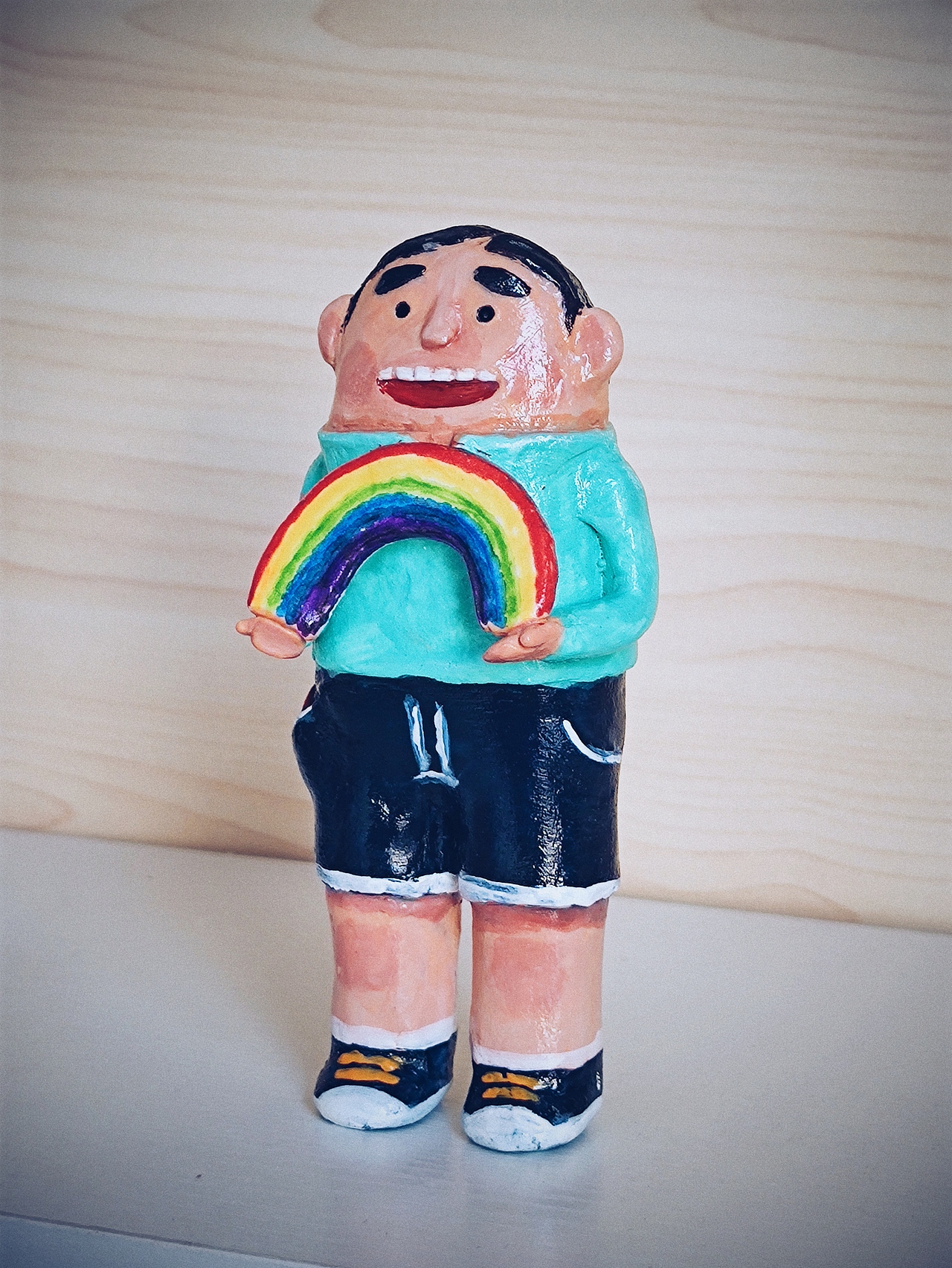 粘土手工手捧彩虹的小男孩