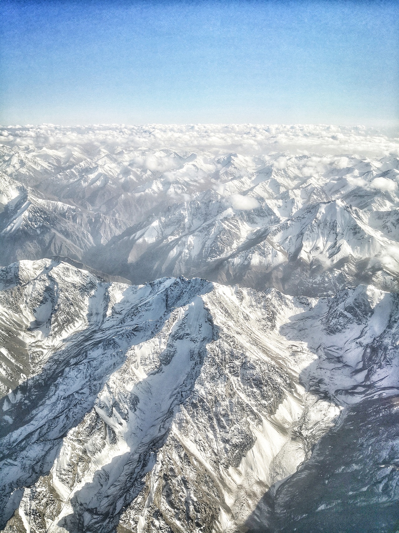 悬窗外的新疆天山和乌鲁木齐市