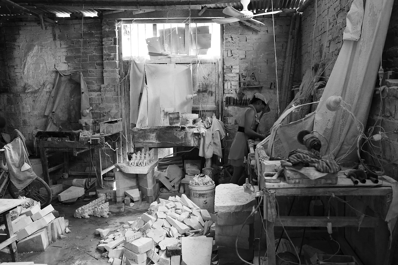 工厂工作环境很差,也很脏。