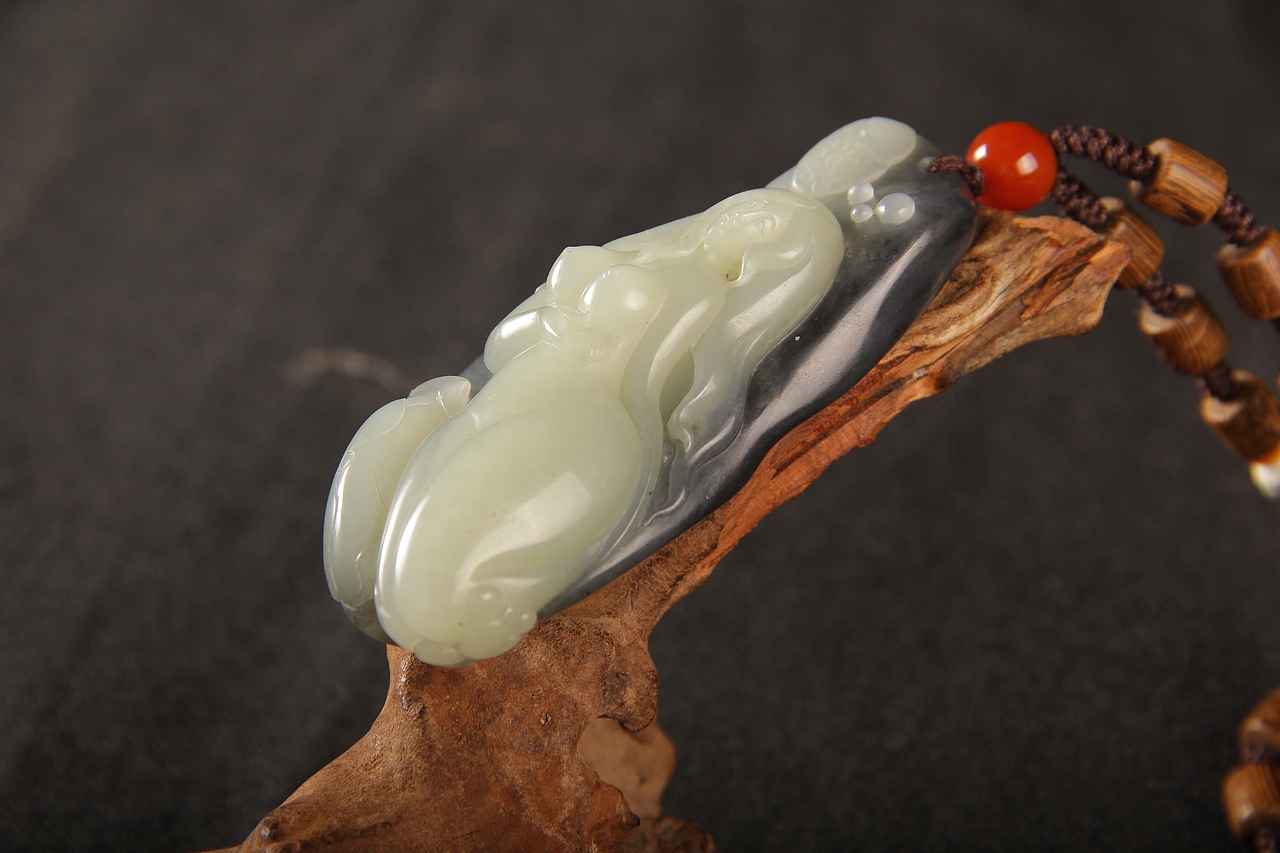 新疆和田玉青花籽料出水芙蓉挂件图（图ZMTUwNjA5ODU2） - 产品摄影 - 站酷设计师京东载玉而归原创素材 - 站酷ZCOOL