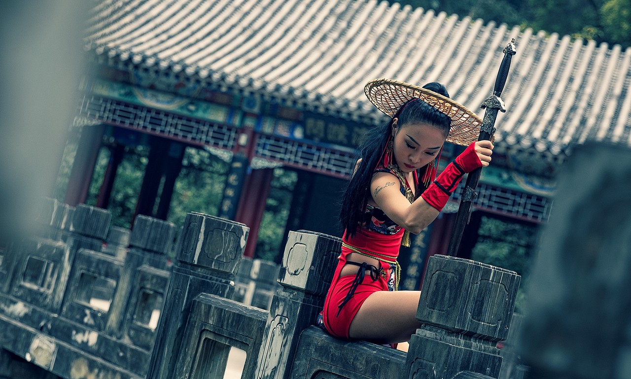 一匹黑马 丨 性感侠女