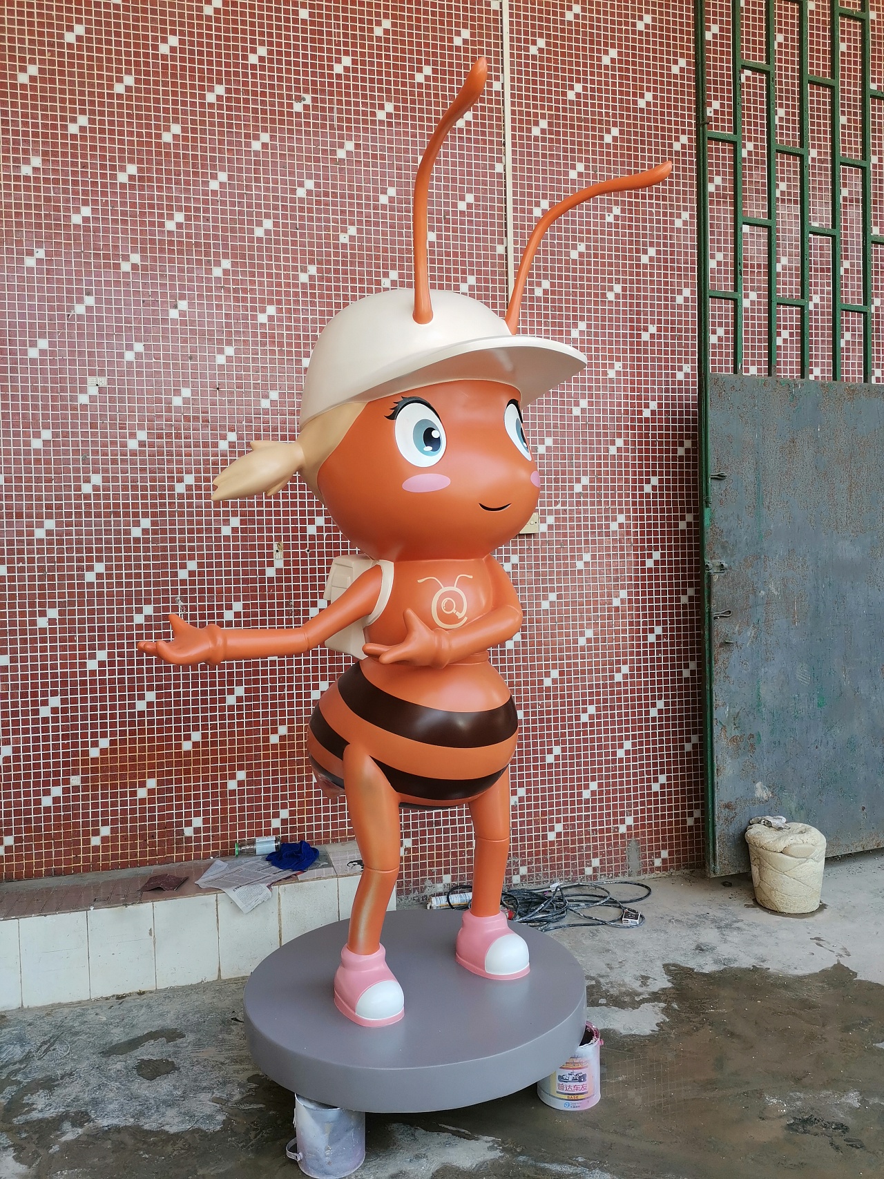 勇敢的户外探险家玻璃钢蚂蚁卡通雕塑公园美陈树脂摆件 - 原创作品