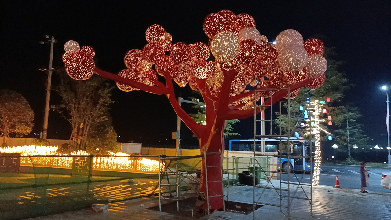 昆明-售楼部-树🌲生产-制作-安装过程展示（图ZMzQ4Nzc2MzY4） - 雕塑 - 站酷设计师德森雕塑标识景观原创素材 - 站酷ZCOOL