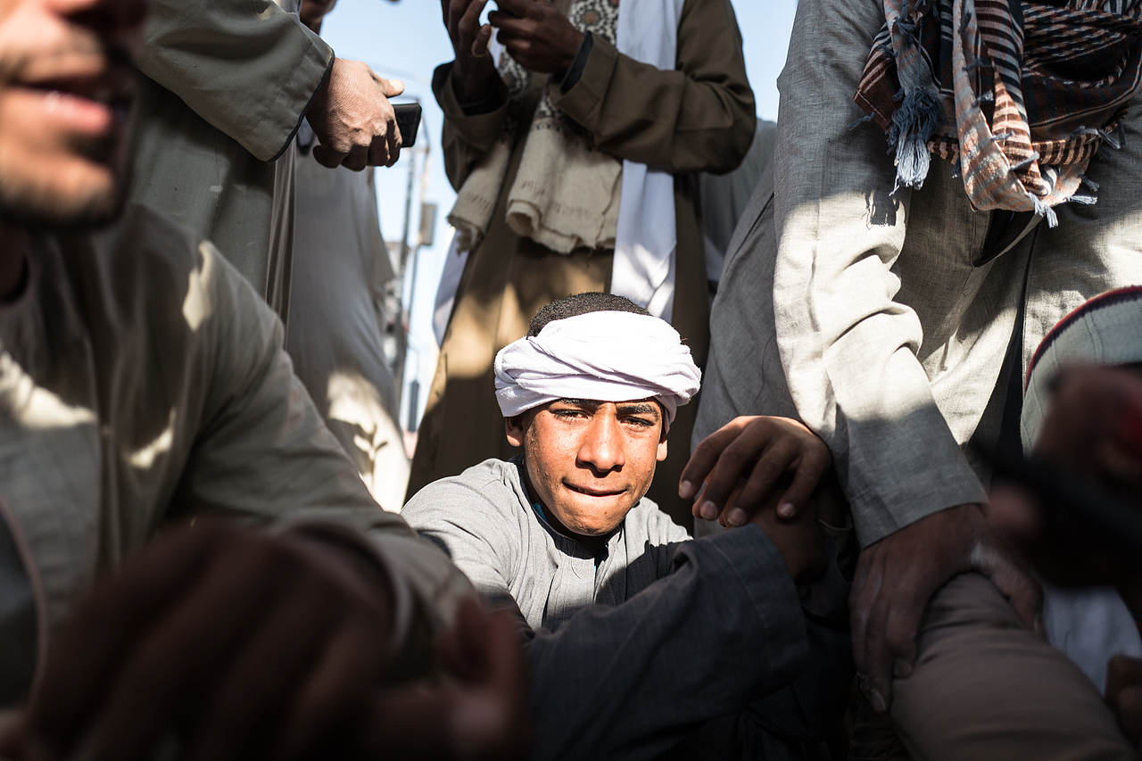 人群中的旷工。矿区工作繁重,加上没有保护,很多旷工很小年纪就得了尘肺病,还有些工人被电锯吃掉大腿胳膊,附近的医院距离矿区很远,很多人还没送到医院就已经死亡。目前来说,能在矿区工作仍是他们以后的常态。