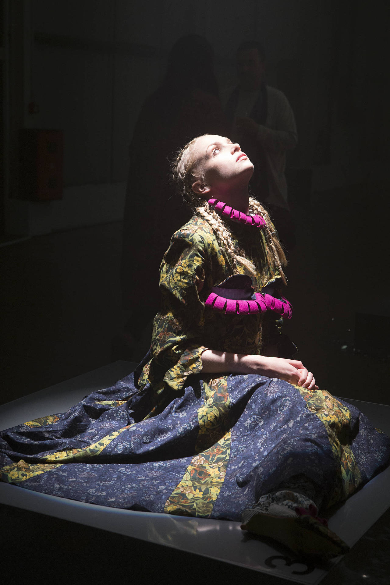 P1是一张穿着色彩鲜艳服饰的女子,但由于打了一束舞台灯光,人物暗部的颜色变得非常得深且没有内容。