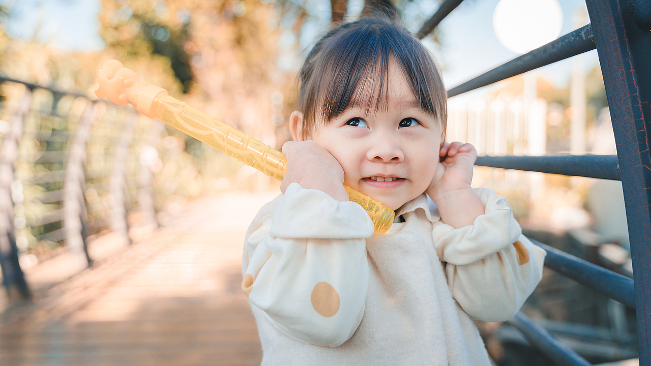 站在光里吹着泡泡的女孩儿