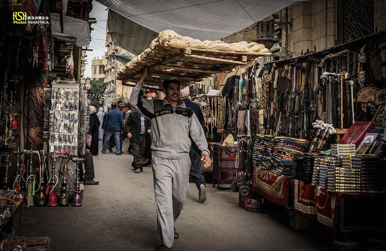 卖馕的商贩。昂首阔步的走向新时代！有没有！哈哈！