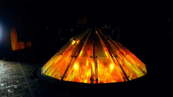 为了更加的与周围环境所匹配,互动版本的设计思路则是生长。