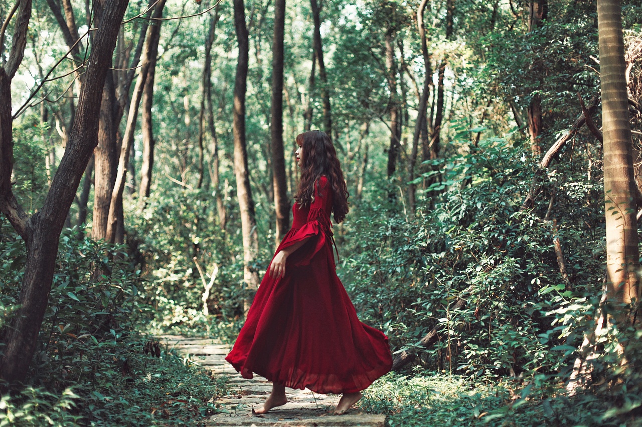 森林中的红裙少女|摄影|人像摄影|陈小小小夕 - 原创作品 - 站酷 (ZCOOL)