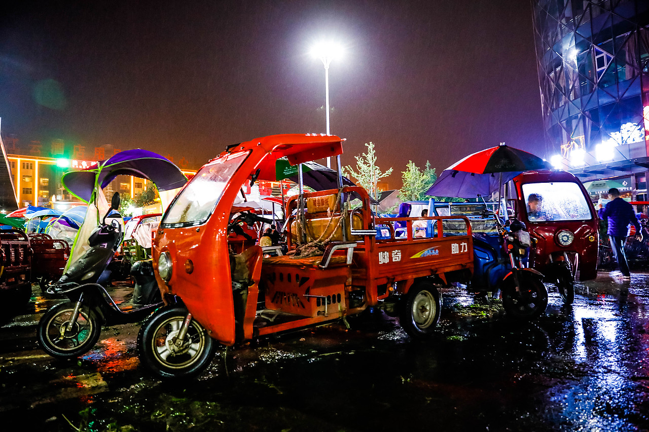 下雨天的斗南花市（图ZMTY4NTkwMDY0） - 人文/纪实摄影 - 站酷设计师暖象摄影工作室原创素材 - 站酷ZCOOL