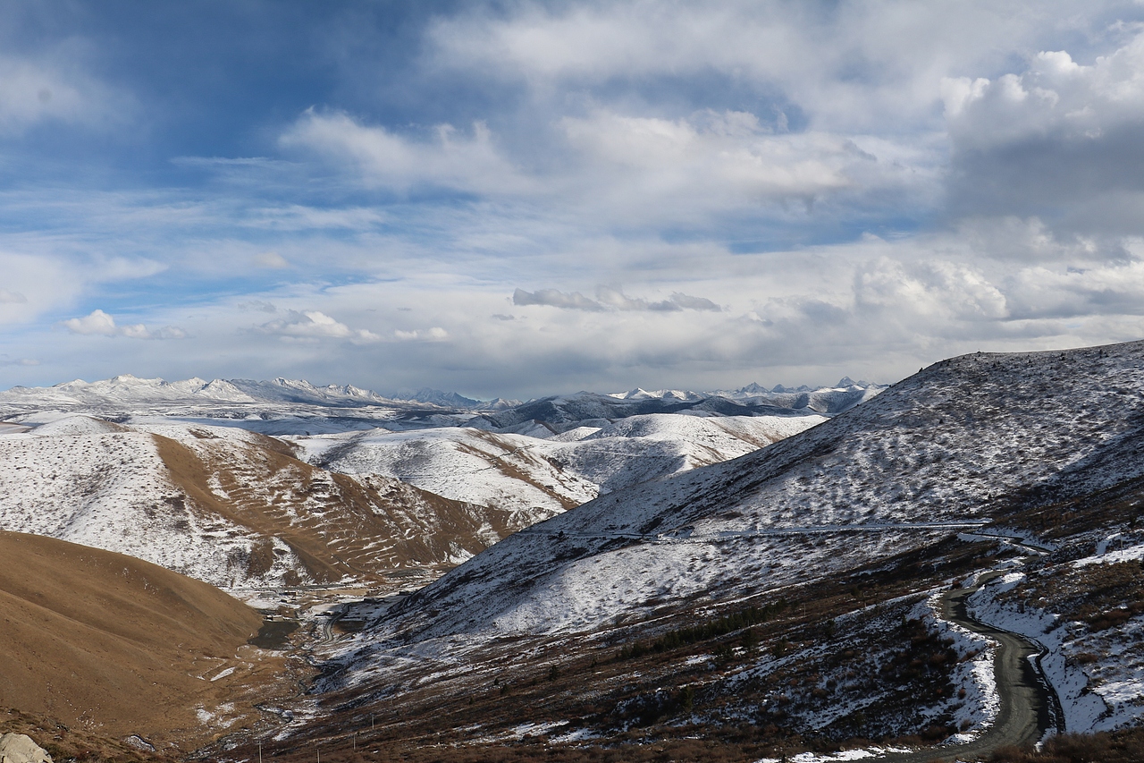 康定鱼子西折多山大雅寺雅拉雪山贡嘎群山