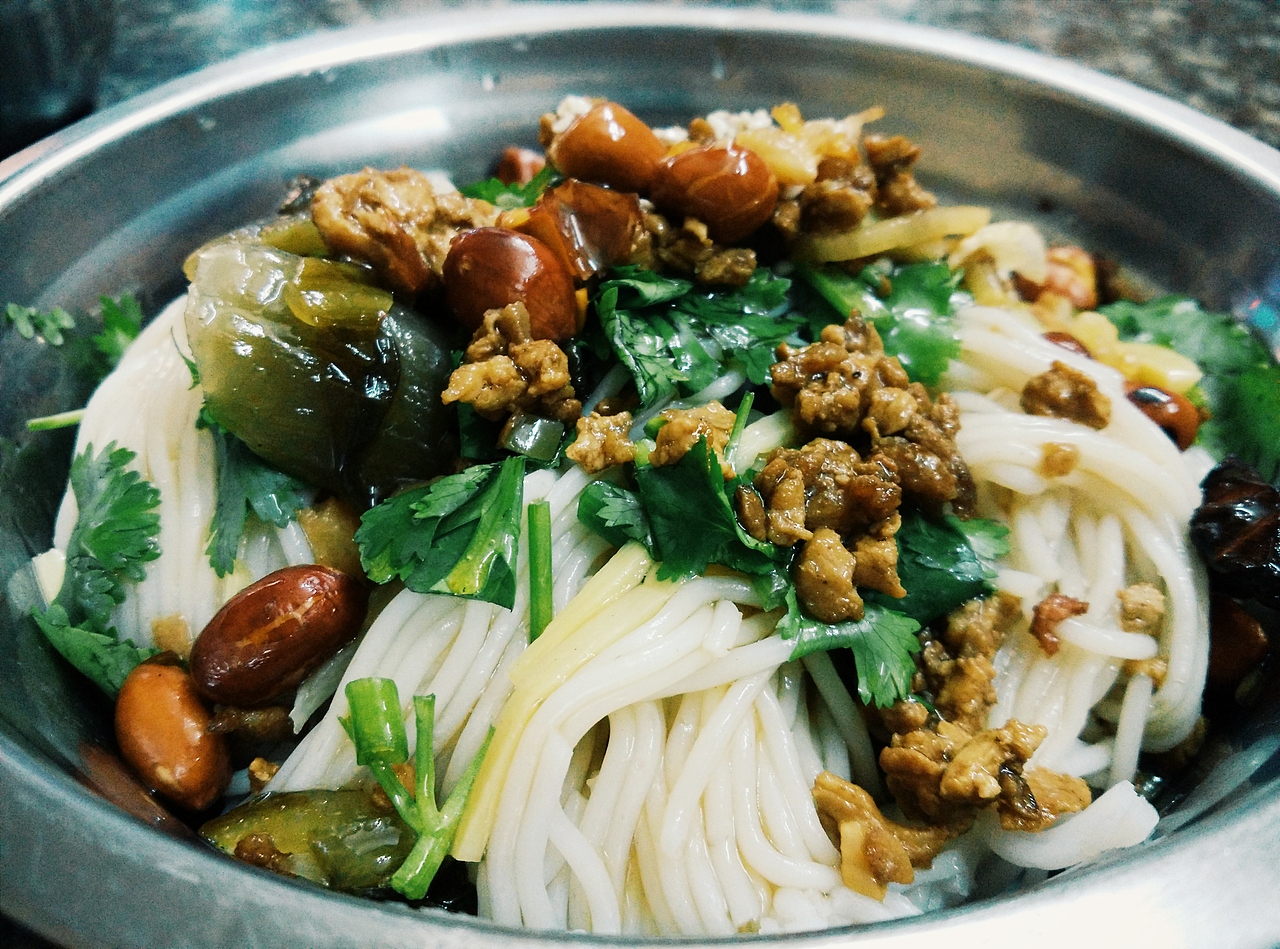 一夜的奔波,终于到了海口,海南同学说来了海南一定要吃海南粉(7RMB对无产者好贵)和清补凉(晚上去吃的,忘了拍照)。