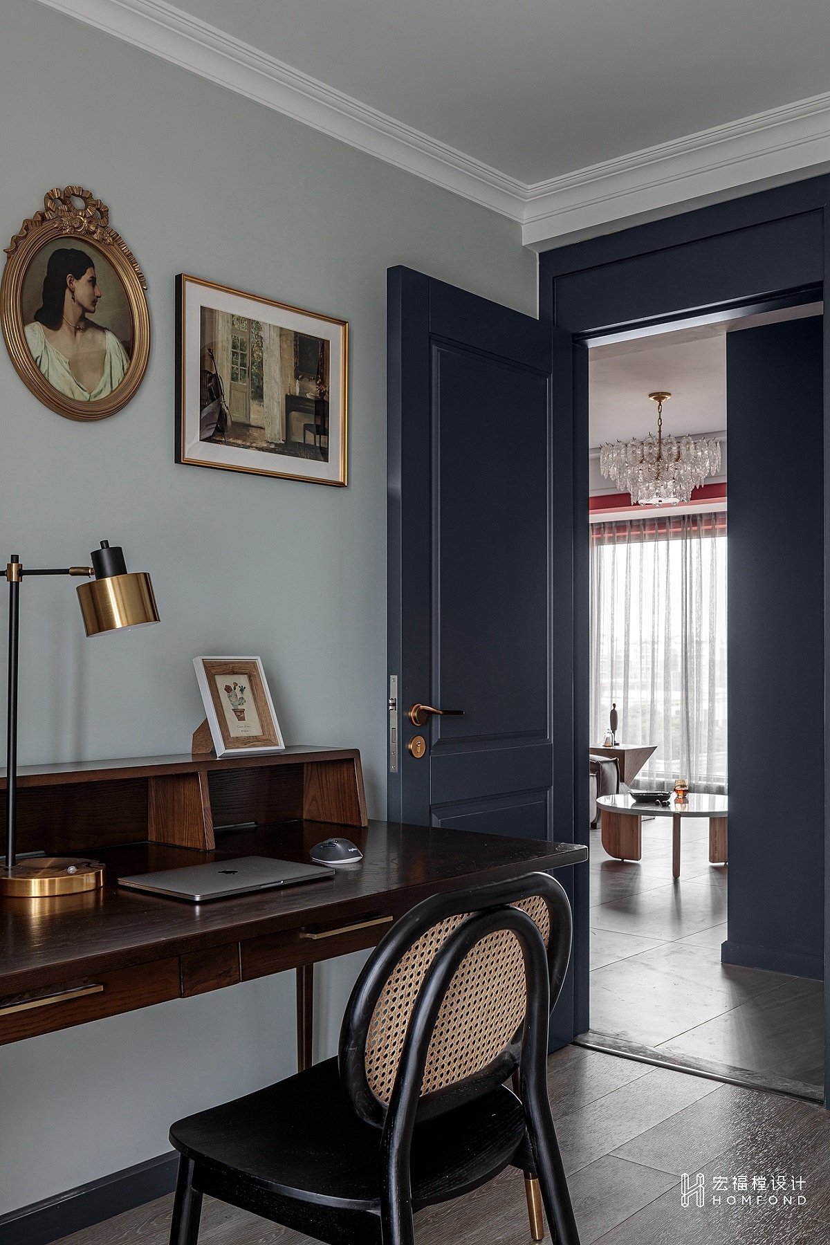 为了保护舒睡区私密性,完善主卧功能,我们完全改变了原始主卧进门动线,由书房及衣帽间进入。鲸鱼灰低调肃穆,而挂画汲取花框元素,色彩饱满,复古味浓郁,为屋主带来比外部空间更为典雅的氛围。