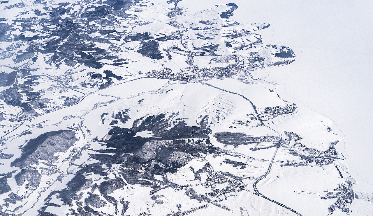 从北京飞往长白山的航班上拍的