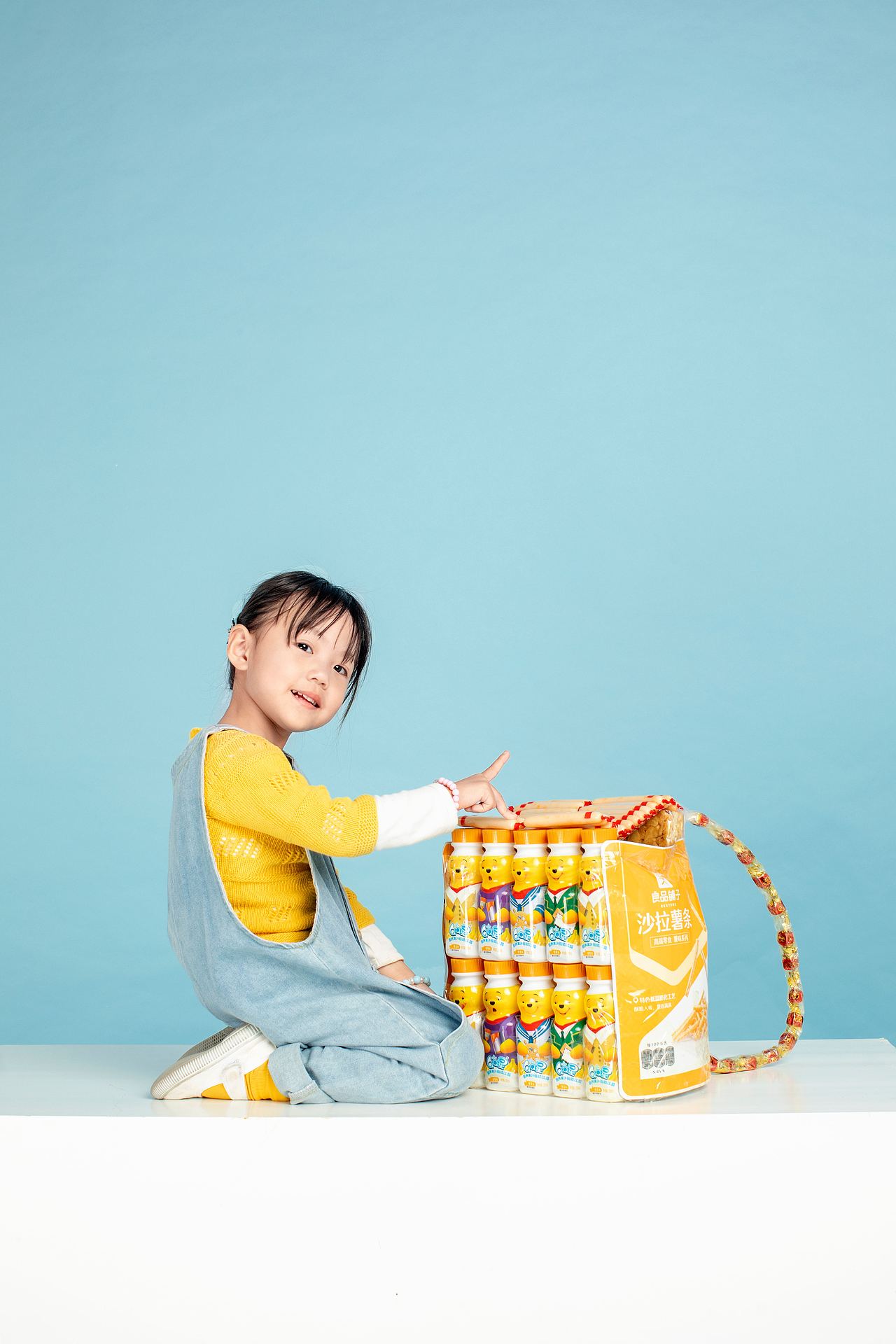 QQ星零食包平面摄影作品（图ZMjkyOTQwNzQw） - 人像摄影 - 站酷设计师深圳那片蓝天广告原创素材 - 站酷ZCOOL