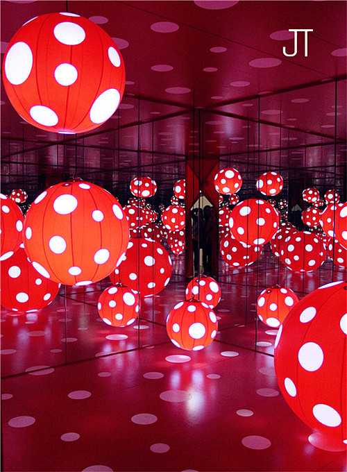 中号的波点制作成一个又一个发光体，能把你整个包围起来