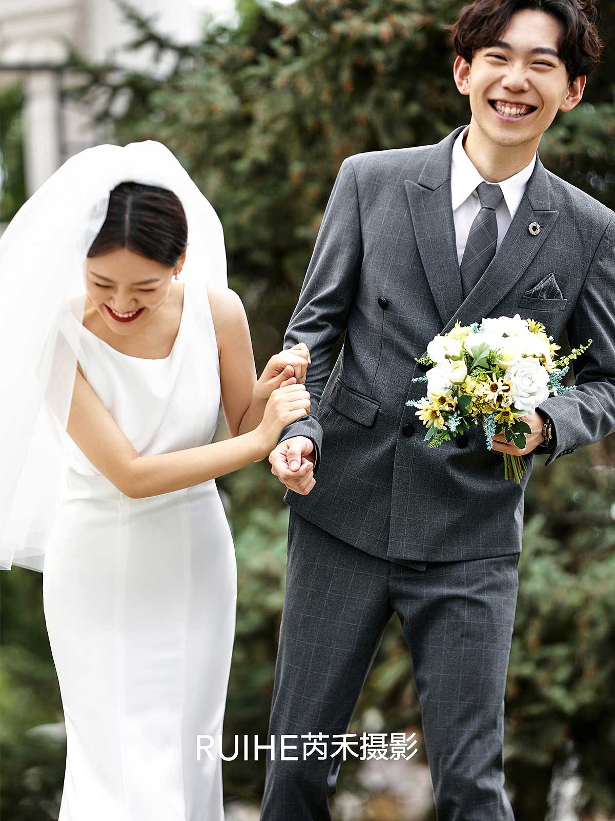 画面中所呈现的状态很真实自然,这婚纱照才有趣