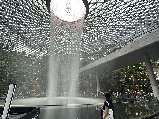 新加坡樟宜国际机场雨漩涡瀑布,瀑布高40米很壮观!