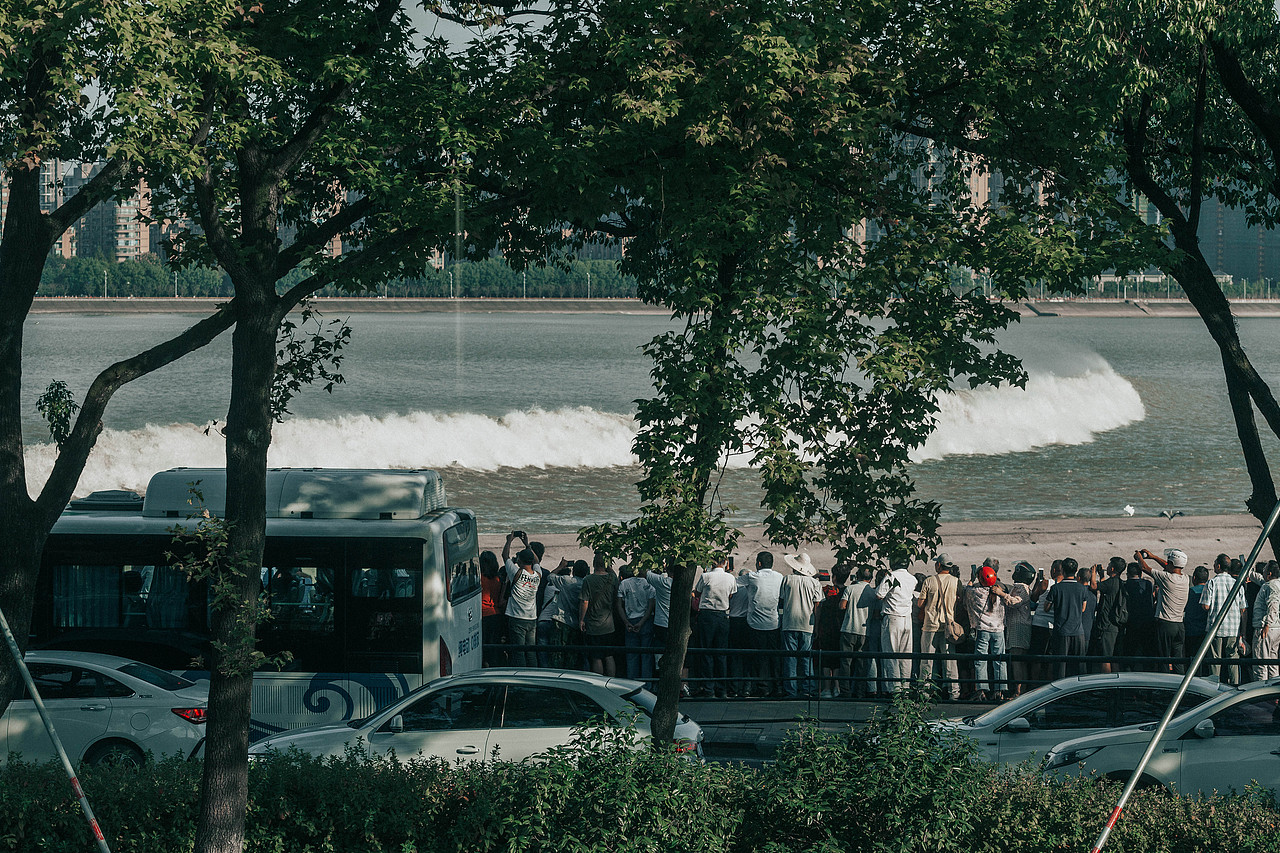 钱塘江观潮/人文纪实摄影（图ZMjcxODQwNDQ0） - 人文/纪实摄影 - 站酷设计师黑猫摄影原创素材 - 站酷ZCOOL