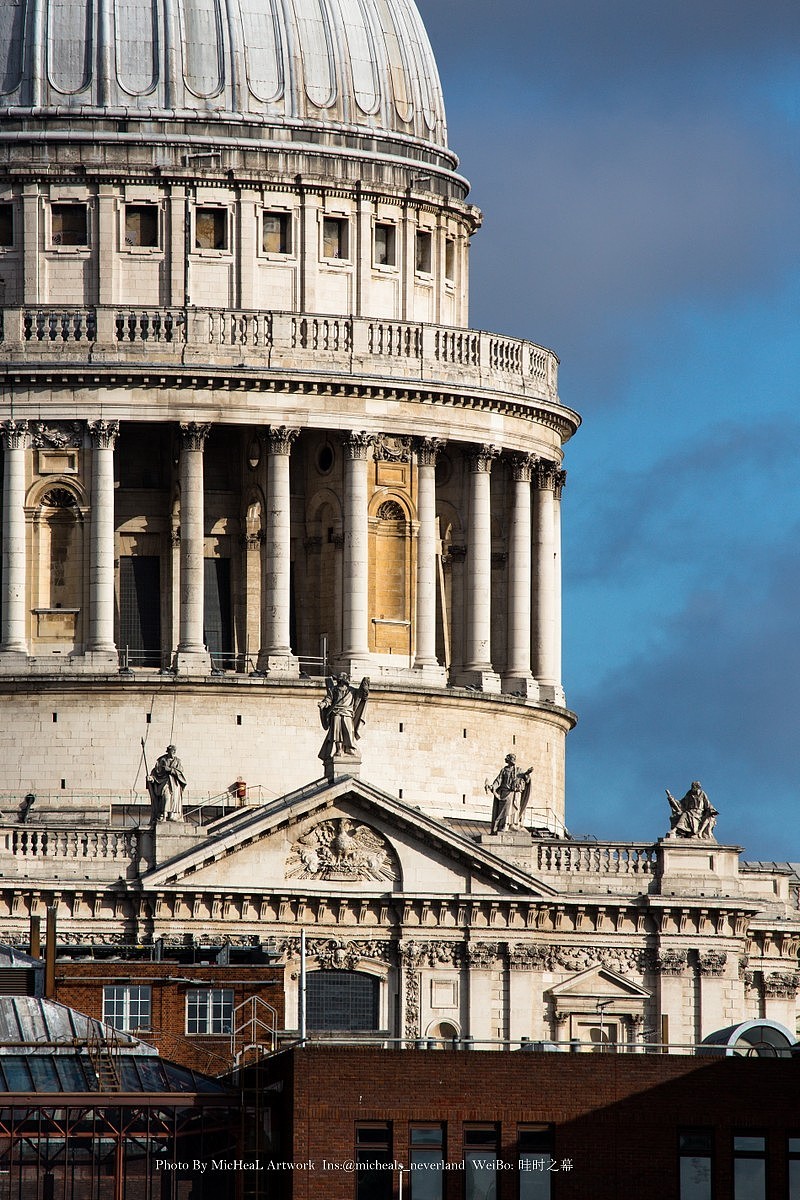地标建筑圣保罗教堂是可以拥有姓名的主教堂，如同之前所说的圣彼得被认为在梵蒂冈，而世界各地的圣保罗都要被这座教堂抢走第一印象了。伦多的圣保罗大教堂英文名St Paul's Cathedral。最初建筑修建于7世纪初，而在17世纪晚期，克里斯托弗-雷恩爵士（Sir Christopher Wren）用其毕生的经历修建完成了如今的这座教堂。纵然在战争岁月中也有过损伤，但是教堂奇迹般的保留了下来。温斯顿-丘吉尔爵士在空袭最为猛烈的时间给市政厅的电话中指出，尽全力保护圣保罗大教堂，因为这座教堂是整个国家的气势和尊严。可见这座教堂对于伦敦甚至英国人来说意味着什么。无数名流大佬在这里授勋，维多利亚女王登基庆典再此，还有查尔斯王子与戴安娜王妃的世纪婚礼，一切的一切都证明了圣保罗的地位。巴洛克式的建筑，世界第二大的穹顶，以及最高的穹顶，这些名号也给这座教堂带来了无数的参观者和留恋忘返的无数次回眸，它的美好同样值得用时间去体验。
