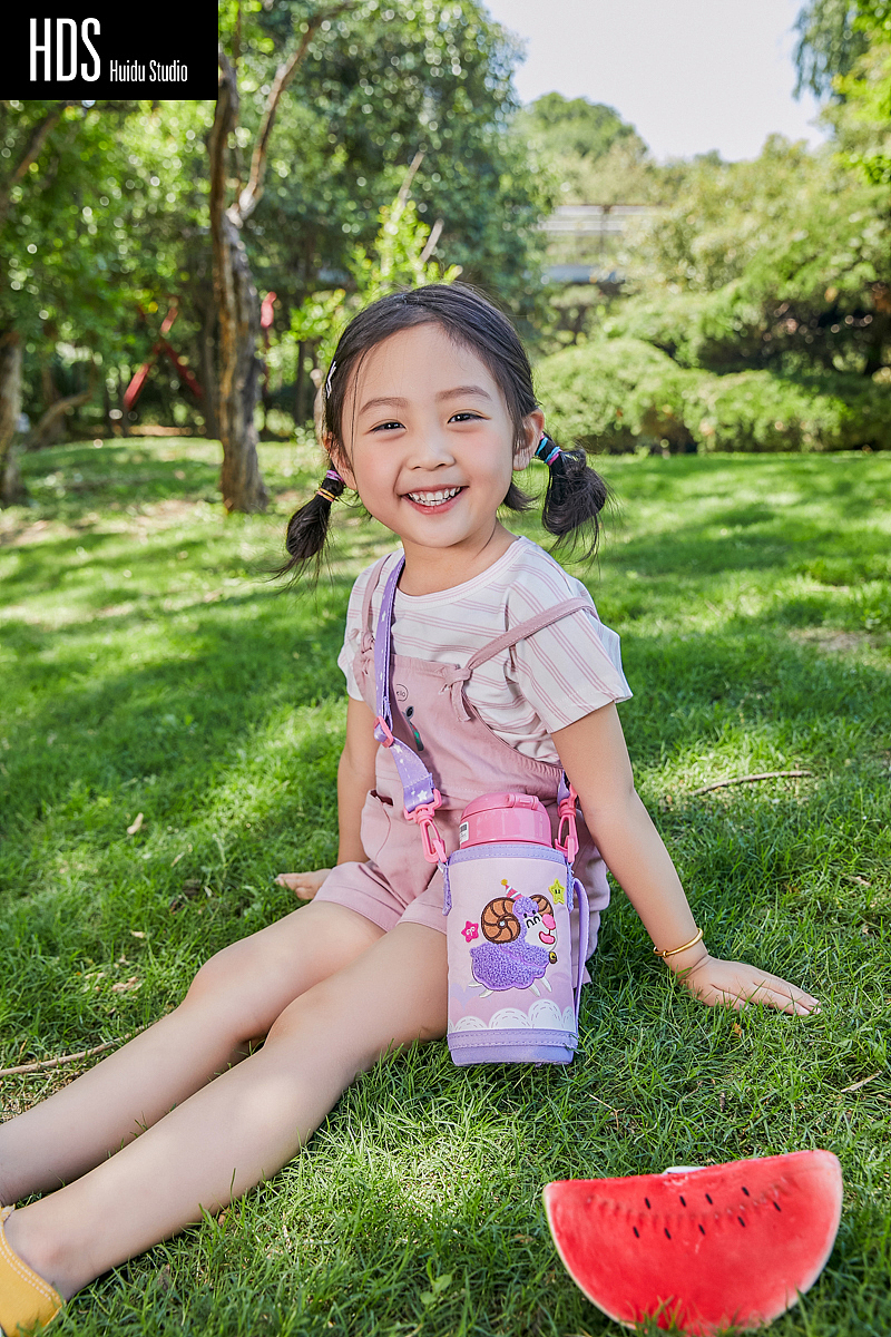 儿童水壶外景模特拍摄（图ZMTYxNDE4ODUy） - 人像摄影 - 站酷设计师HDS灰度电商原创素材 - 站酷ZCOOL