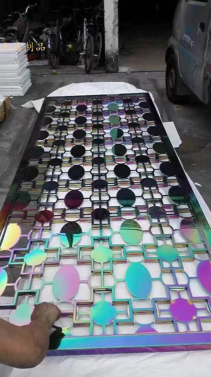 黒钛拉丝不锈钢屏风,给人产生一种宁静的美