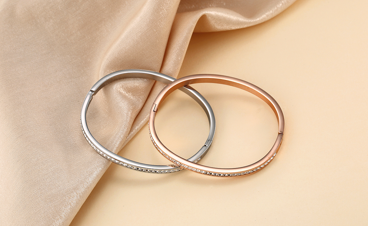 手镯  白金  18K金   镶钻手镯  场景图   首饰   手镯