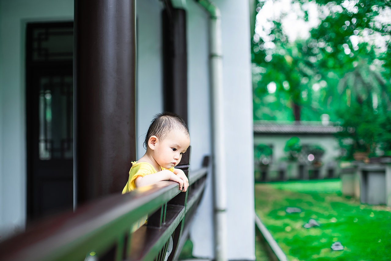 百年树下，郁金香（图ZMjE3MTE4OTAw） - 人像摄影 - 站酷设计师温雯尔雅_原创素材 - 站酷ZCOOL