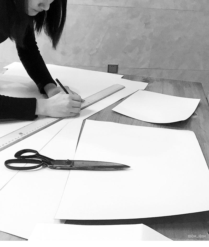 2.刻纸
刻这图京剧脸谱花了3天完成,第一天不间断刻了7个多小时,真是小看了刻纸。<br>由于这个牛皮纸纸面有一定的软度和弹性,非常需要使力。<br>手指肿了,手臂因为长时间保持一个姿势又需要使力,导致夜里整个肩膀和手指疼痛<br>得难以入睡。刻完这图,休息了两天才缓过来。