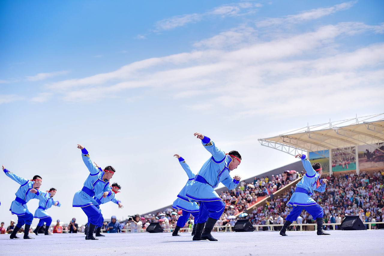 热情奔放的蒙古族庆祝2019中国草原蒙古马文化节