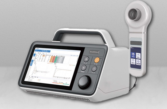 肺功能检测仪设计肺功能测试仪是由主机,流速传感器和鼻夹组成,用于