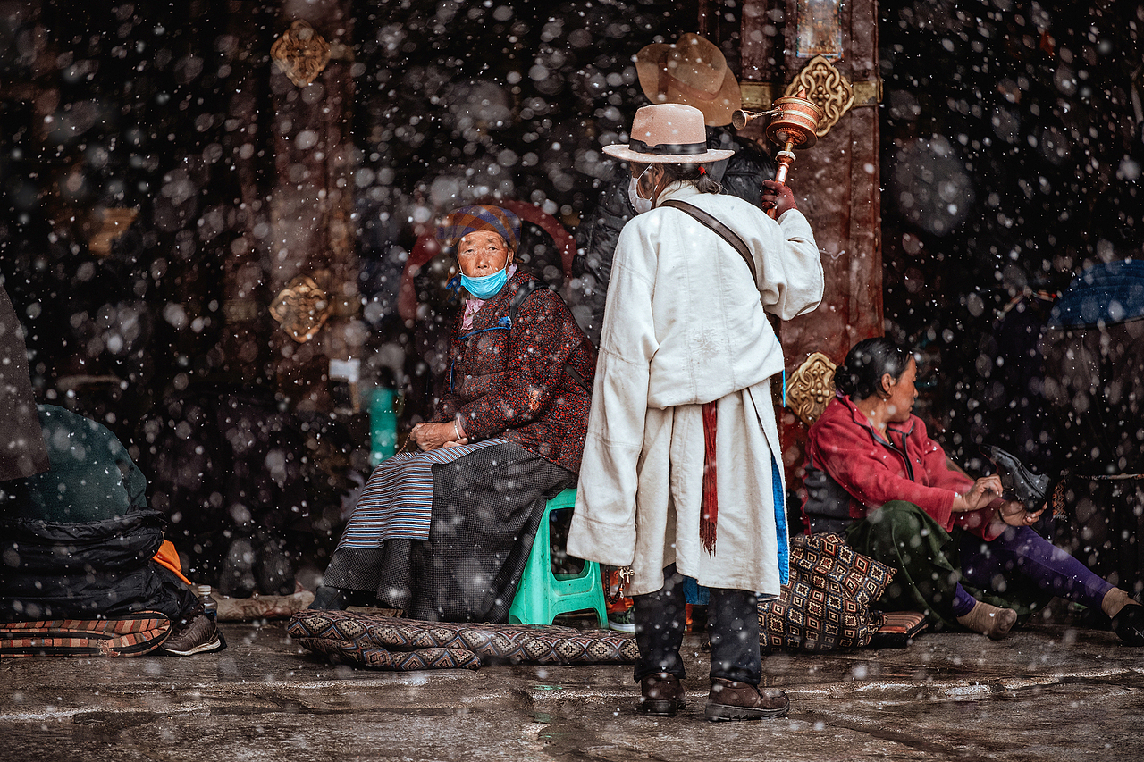 雨雪纷纷的大昭寺。世界都在变,有些东西却从未改变,比如融于血脉里的信仰,像闪烁的星群一般为人类指引方位。那是一种更为僻静的思想空间,却与当下暴风骤雨般的现实无关,一切不受干扰,亦没有杂念的羁绊。