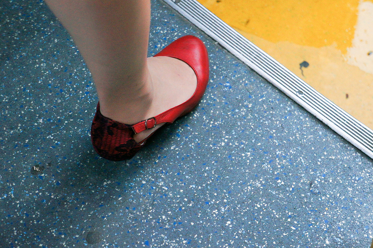 before 9am, after 6pm 【red】