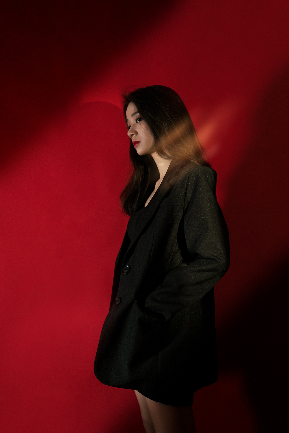 NORA 小姐姐的黑西装拍摄