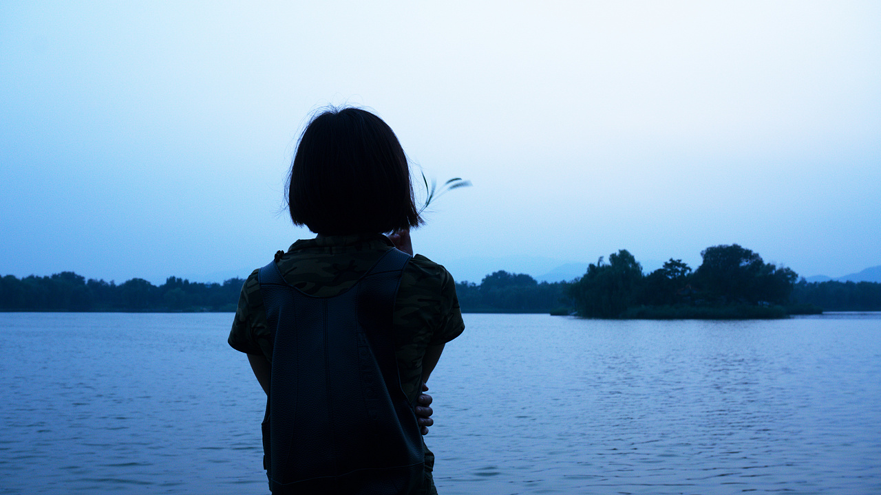 百搭的狗尾巴草,美丽的少女背影