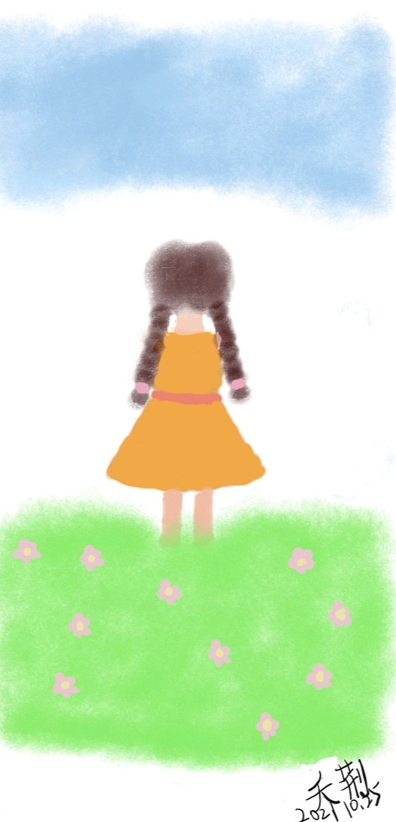 站在草地上的小女孩。