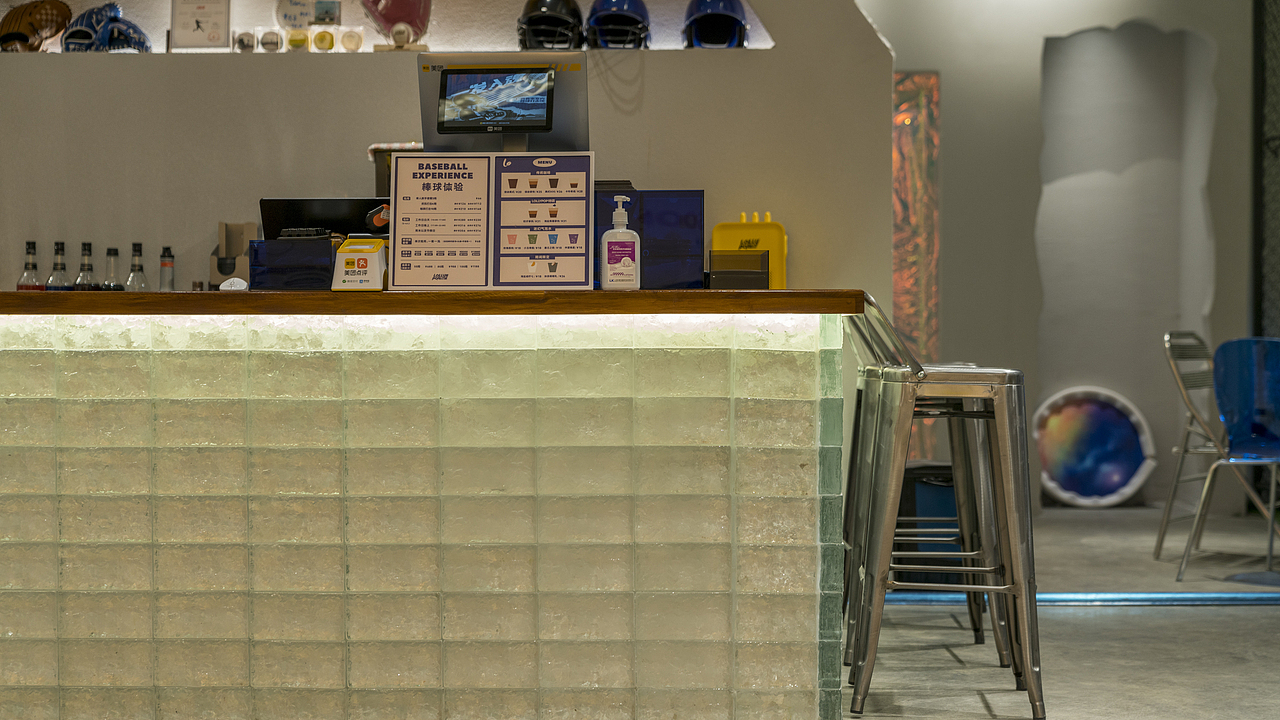 吧台的细节,这次采用了玻璃砖的设计