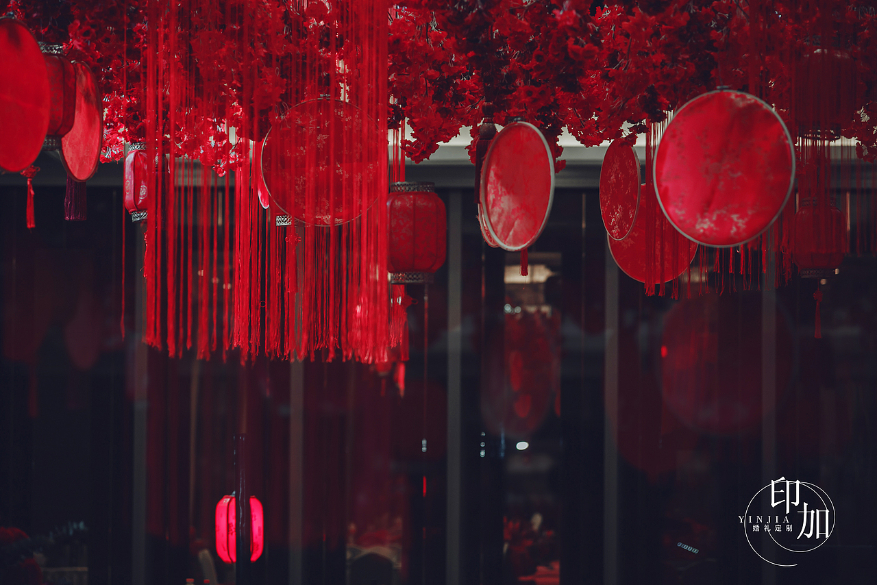 凤冠霞帔 新中式婚礼舞台吊顶