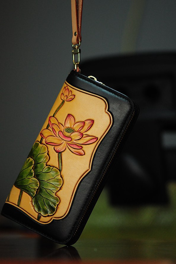 荷花皮雕钱包
