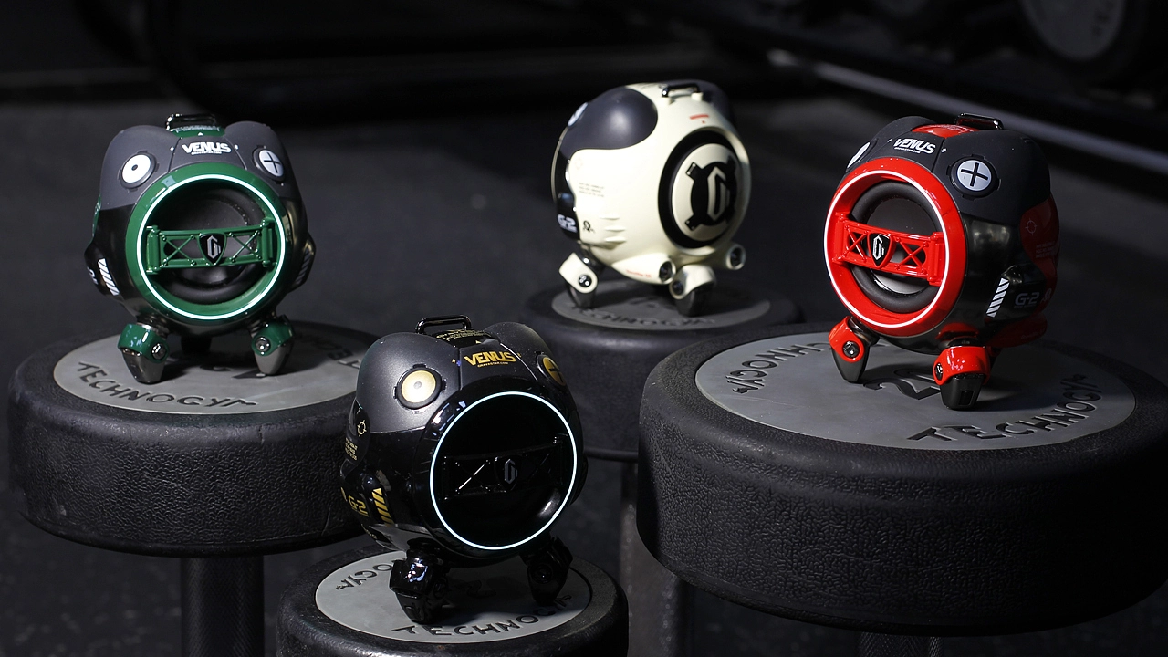 在Venus即将量产的时候，<br>团队突发奇想，给Venus加上了专属充电底座，<br>最后呈现的效果居然出奇的好！<br>再也不用担心Venus没电了。