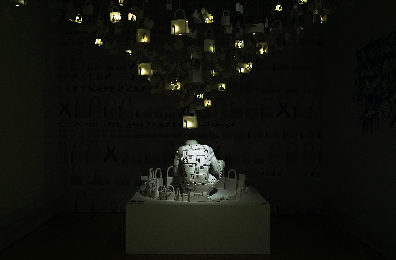 陶瓷制作的锁，映射着孤独的人影