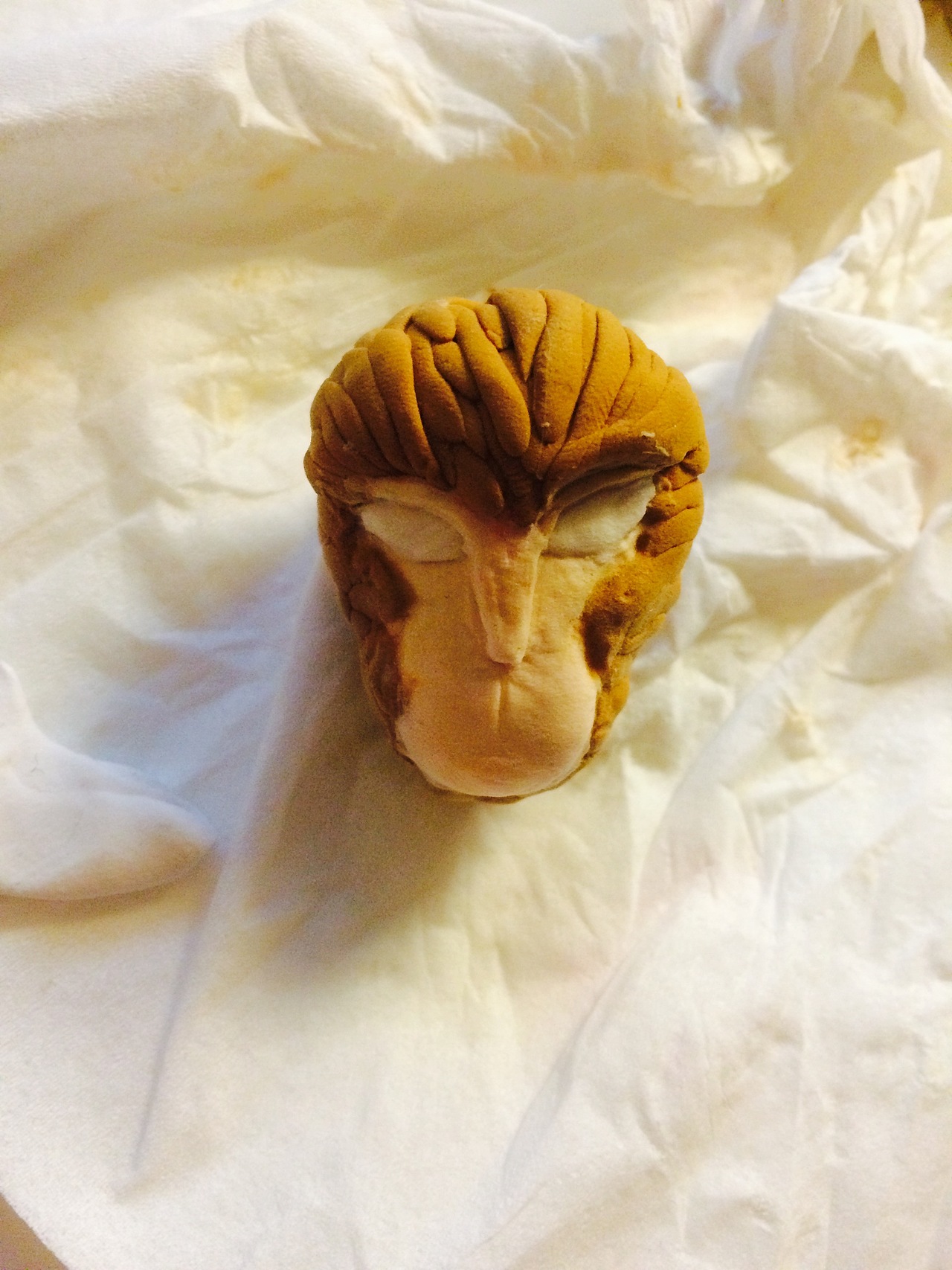 先是将眉宇间的结构修出来
然后把脸上的立体感打磨了一下