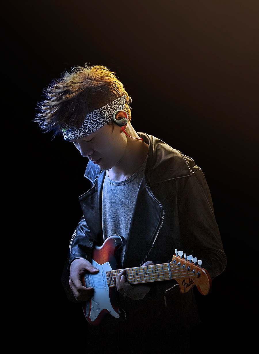 手机壳与蓝牙耳机人物拍摄篇（图ZNjUzNTMyMTI=） - 人像摄影 - 站酷设计师花鸡舍原创素材 - 站酷ZCOOL