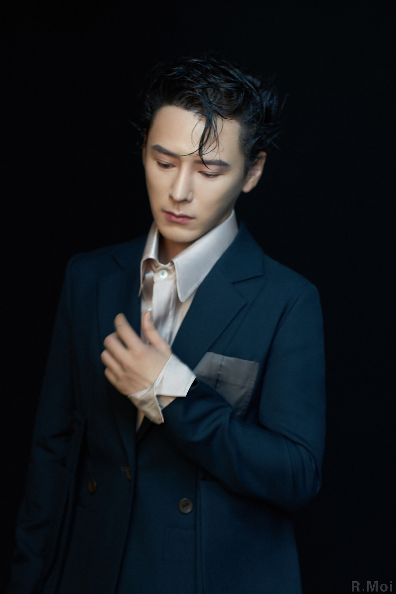 rmoimagazine十一月刊封面人物演员书亚信