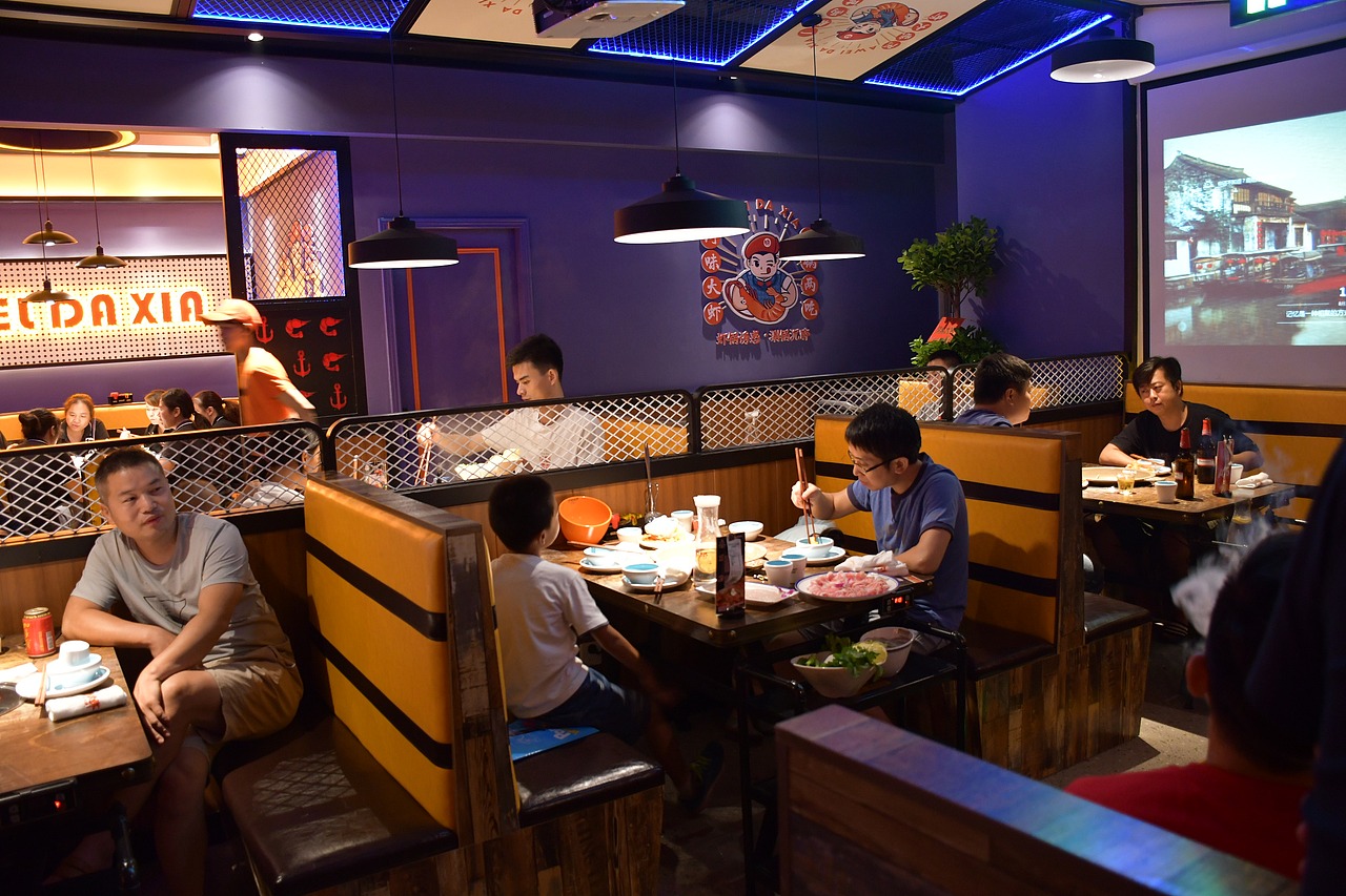 阿味大虾火锅连锁餐饮旗舰店实景拍摄 - 连锁加盟品牌（图ZMTcyNDg5NzA4） - 人像摄影 - 站酷设计师英皇视觉原创素材 - 站酷ZCOOL