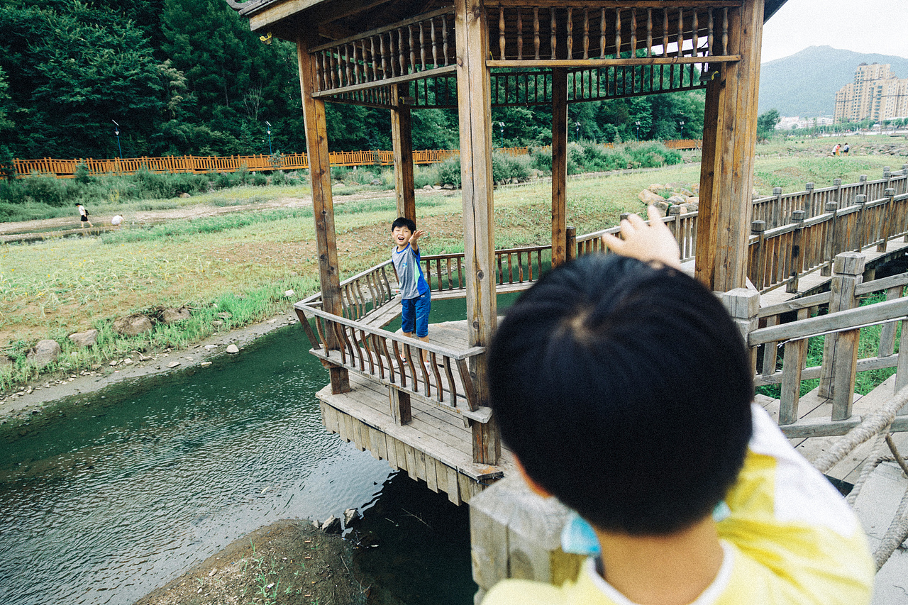 河边漫步（清）